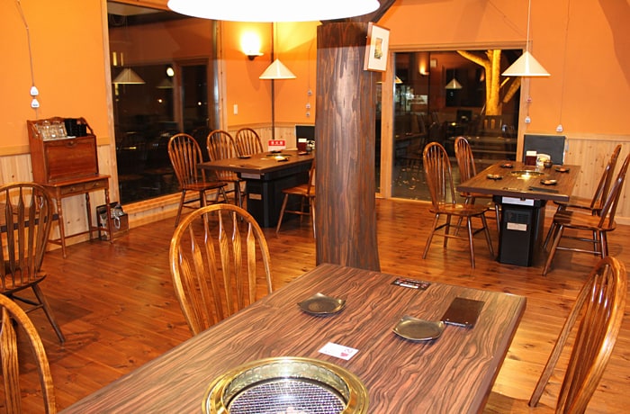 店内は、テーブルとテーブルの間隔が広く、ゆったりくつろげます。