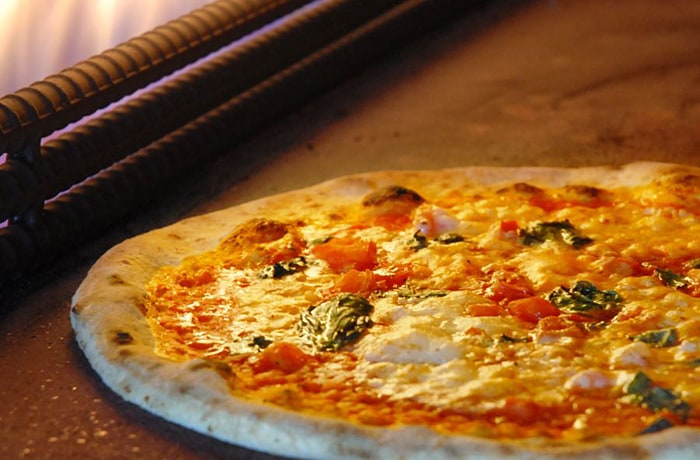 石窯で焼き上げるピザは、最高の美味しさ！アツアツをどうぞ！