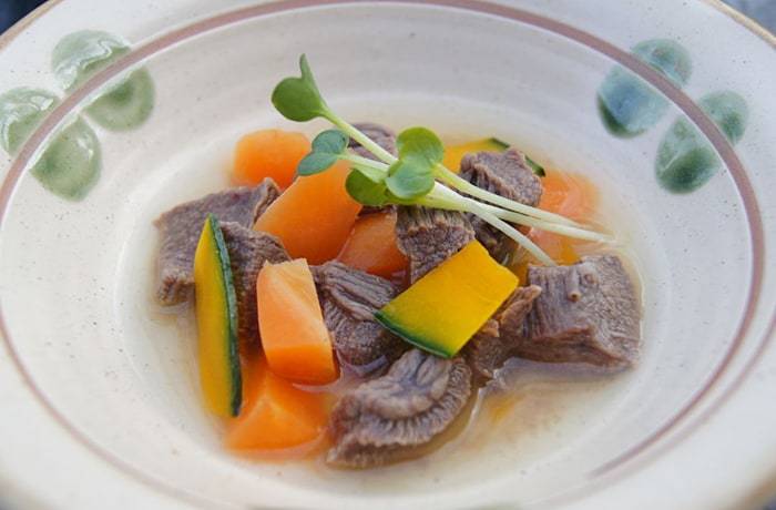 わんこ用メニューの「牛タン野菜スープ」。お肉も野菜もたっぷり！