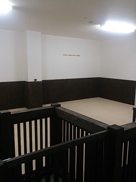 広々スペースが評判の室内ドッグランは小・中・大型犬用の3つのエリアに分かれています。