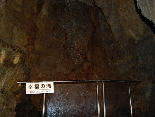 鍾乳洞内にある、落差10メートルの滝。