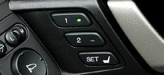 好みのシートポジションを記憶できる、ドライビングポジション・メモリーシステム（シート）。（24iL、24TLにメーカーオプション）