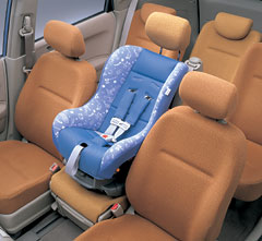 最適なシート位置とスライド設定により、チャイルドシートの装着も可能に。