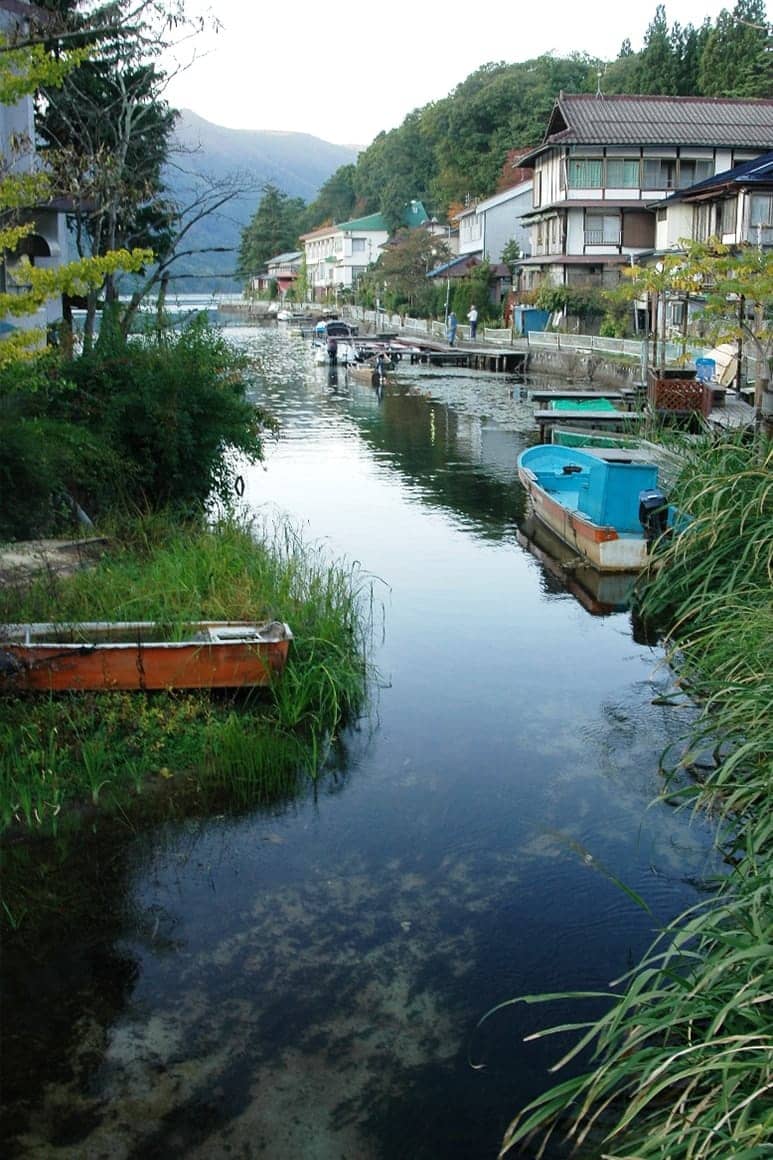 木崎湖と中綱湖、青木湖を結ぶ農具川。ちなみに、農具川は高瀬川の支流で、高瀬川は犀川の、犀川は千曲川の支流。千曲川は新潟県に入り信濃川と名を変えて日本海に注ぎます