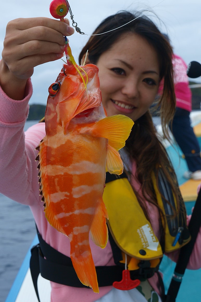 沖縄はロックフィッシュの宝庫であり、とりわけハタ類が豊富。これは鯛ラバにヒットしたハンゴーミーバイ（アカハタ）