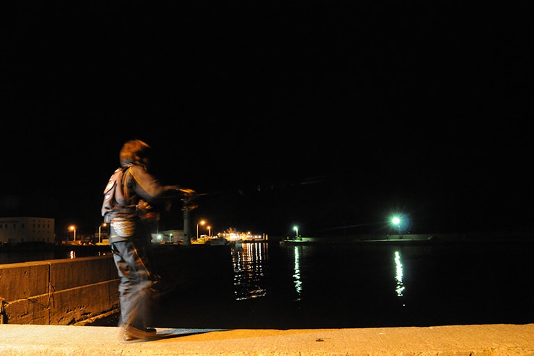 夜は明かりつきの漁港でライトゲームが楽しい