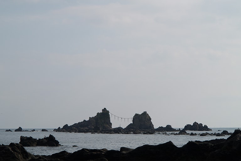 向こうに見えるのが真鶴半島の名礁、三ツ石