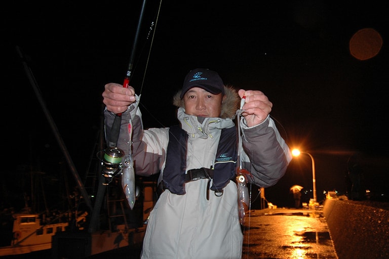 真冬の漁港の常夜灯の下には釣り人からは雑魚扱いされるような小魚しかいないように思えるが、それを捕食するイカがいる。それも思いのほかたくさん……