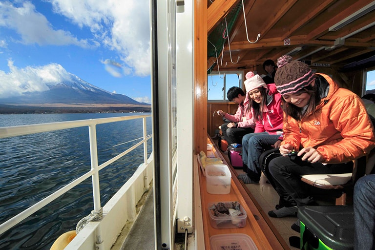 見てください！ この眺望。釣座の正面にまっ白な帽子をかぶった富士山が現れるんです。これこそ至福のひととき。つり女子も大感激でした