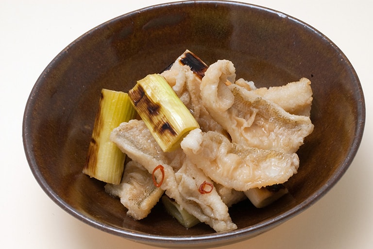 シロギスといえば天ぷらが定番だが、ひと晩で食べきれないほど釣れた時は「南蛮漬け」がおすすめ。まず出汁と酢、しょうゆ、砂糖で好みの漬け汁を作っておく。キスはフライと同じように開いてから片栗粉をまぶして空揚げにし、熱いうちに漬け込む
