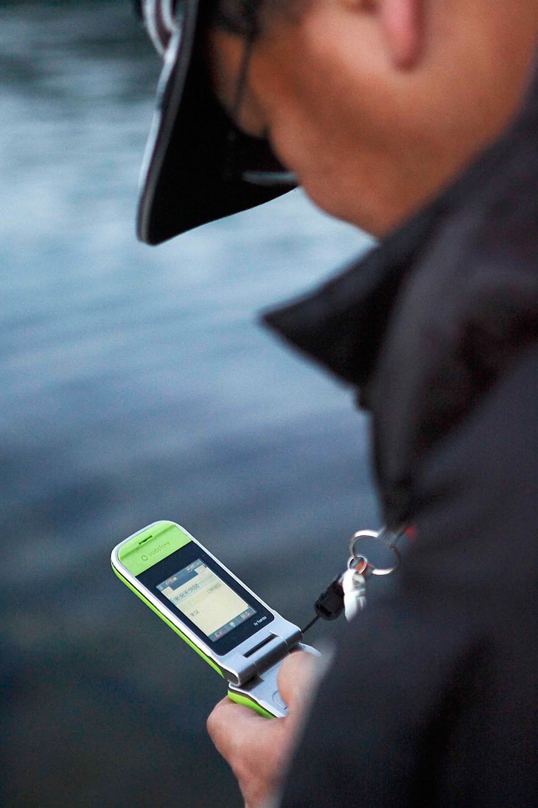 潮の干満や天気をチェックするためには携帯電話も便利。「釣りキング」など、モバイル用のサイトを活用しよう