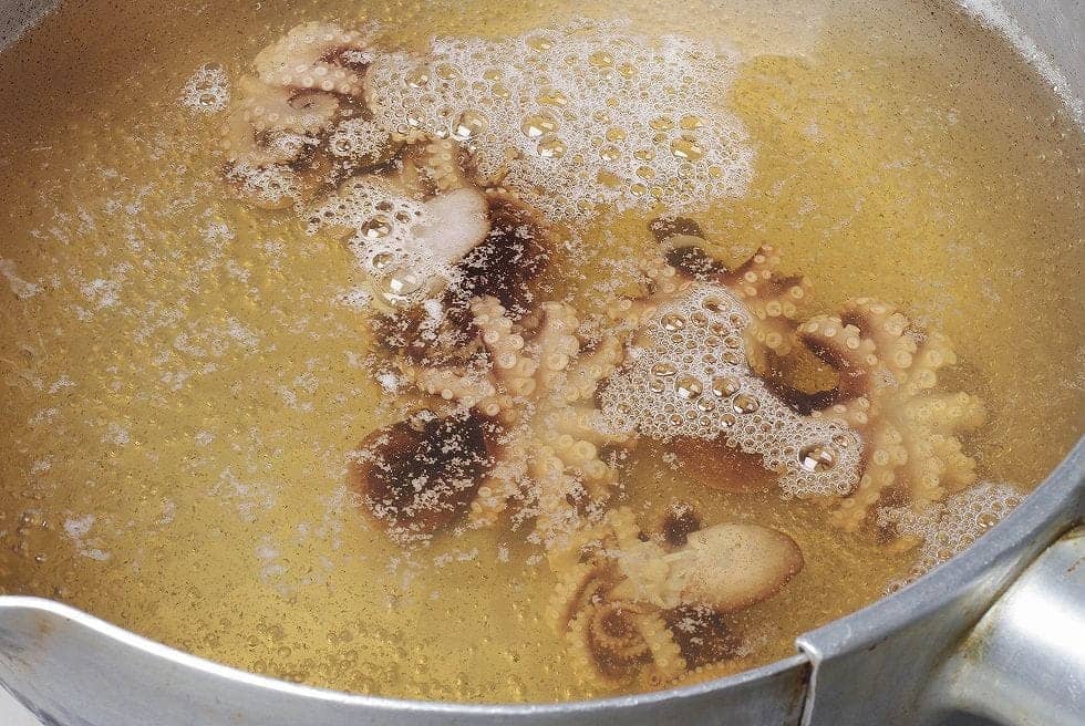 ヌメリと汚れを取り終えたイイダコは多くの料理の前に下茹でする。その際、イイダコは火の通りが早く、茹で過ぎると硬くなるので、面倒でも沸騰した熱湯で4～5杯ずつ小分けにして茹でる。