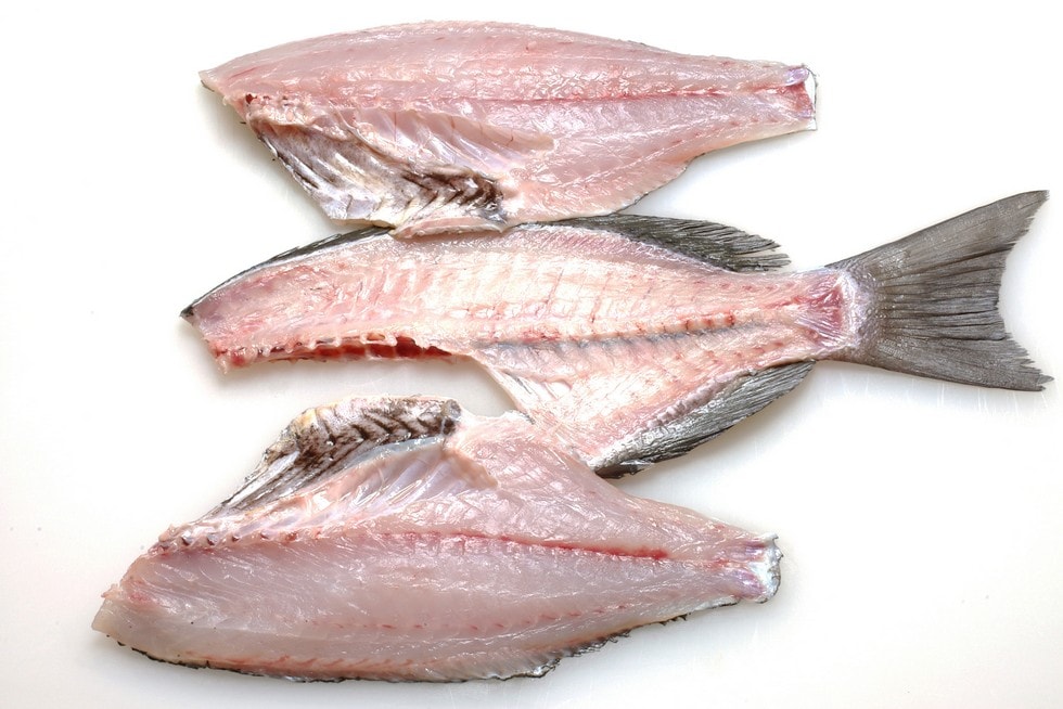反対側の半身も切り離し、表身（魚の左側の身）、裏身（右側の身）、中骨に分けると基本の3枚おろしになる。
