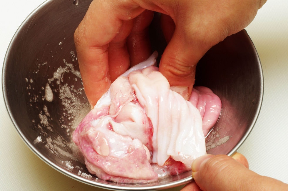 塩を振ってもみ込み、ヌメリと汚れを掃除。あとは肝臓とともに茹でて調理する。