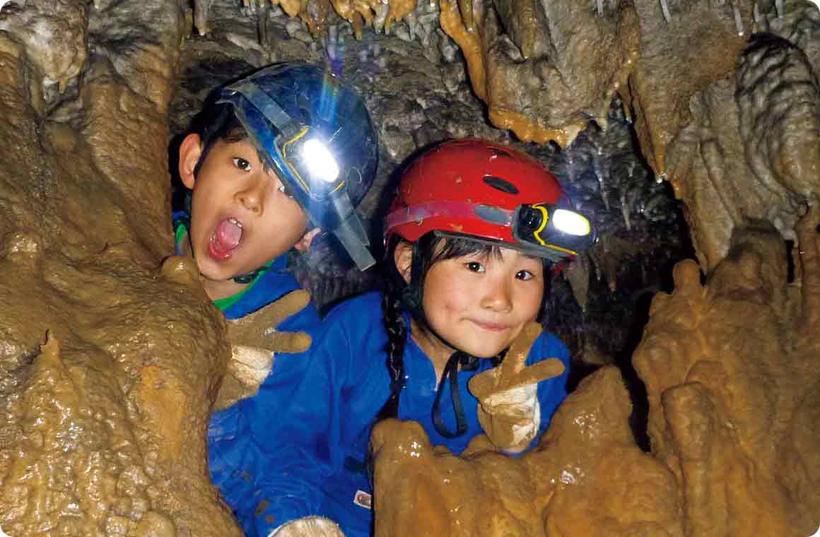 真っ暗な洞窟を探検するドキドキ体験。小学生から参加できるケイビングはココだけ