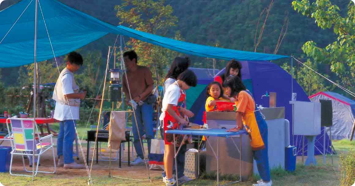 兵庫県・播磨エリアのオートキャンプ場「西脇市日本のへそ日時計の丘公園オートキャンプ場」