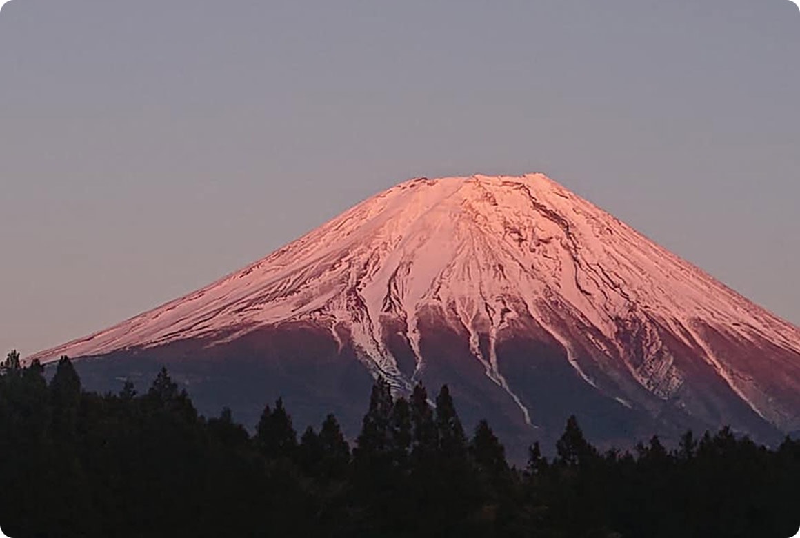 夕日が富士山にあたる「赤富士」も