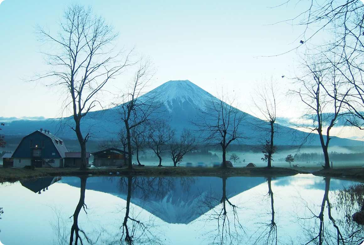 キャンプ場入り口付近にある池では、逆さ富士が見られることでも有名
