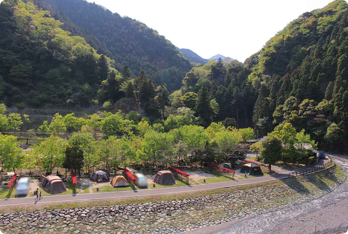 青川の側に位置する「水辺サイト」。大型のテント・タープを余裕で張れ、青川では水遊びOK
