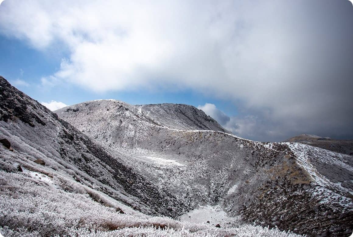 志高湖キャンプ場からアクセスしやすい、久住山の雪化粧