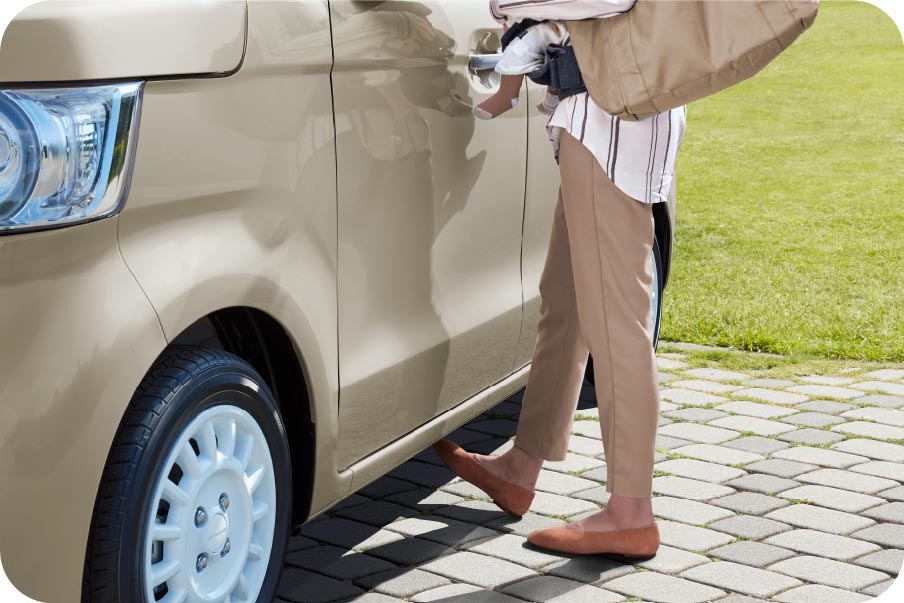 両手が使えない時も、スムーズに車内へハンズフリースライドドア