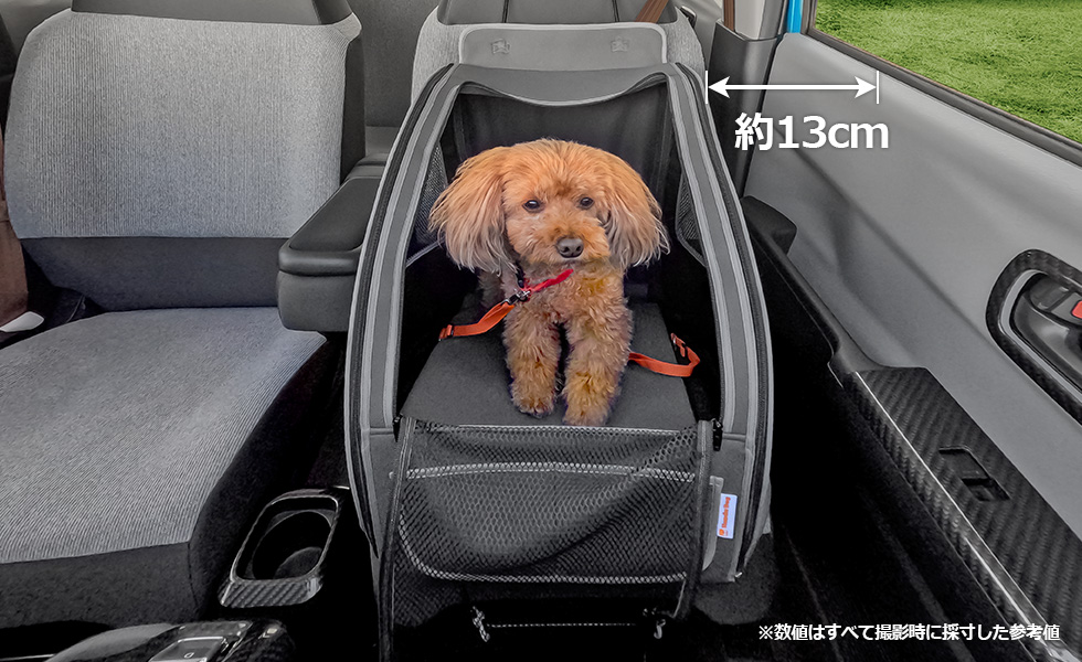 助手席に装着したときのドアとのスペース。