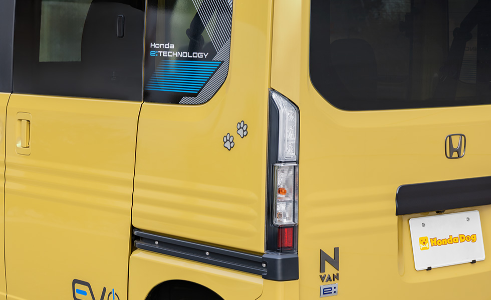 リアクォーターガラスの近くに装着したときのイメージ。