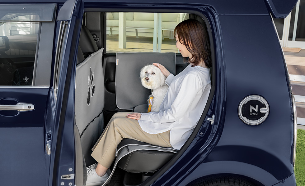 ペットシートマットと組み合わせて装着したときのイメージ。