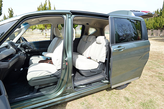 純正アクセサリー 快眠グッズ 車中泊でも快眠できる Freed 車内空間の最適解を考える Honda Access Honda公式サイト