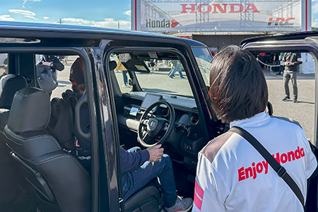 車両に乗りこんで体験できる！