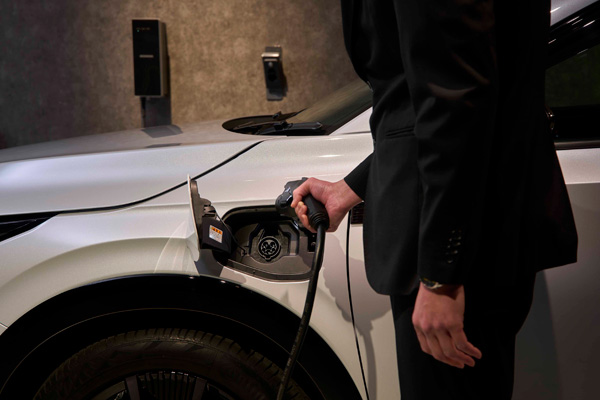Honda�V�^��pEV�uINSIGHT�v�p�����A�N�Z�T���[�𔭔�