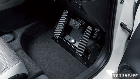 �葫�̕s���R�ȕ��̉^�]���x����Honda FIT�p�^�]�⏕���u�uHonda�E�e�b�N�}�`�b�N�V�X�e���v���ꕔ���� �`�}���`�r���[�J�����V�X�e���iMVCS�j�����Ԃւ̓K�p���g��`