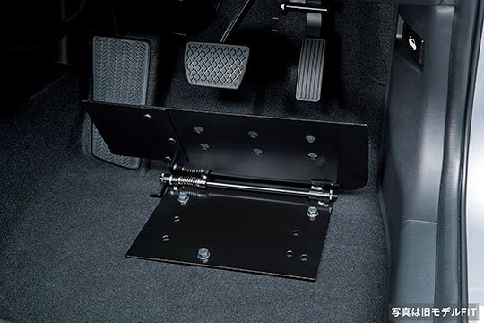 �葫�̕s���R�ȕ��̉^�]���x����Honda FIT�p�^�]�⏕���u�uHonda�E�e�b�N�}�`�b�N�V�X�e���v���ꕔ���� �`�}���`�r���[�J�����V�X�e���iMVCS�j�����Ԃւ̓K�p���g��`