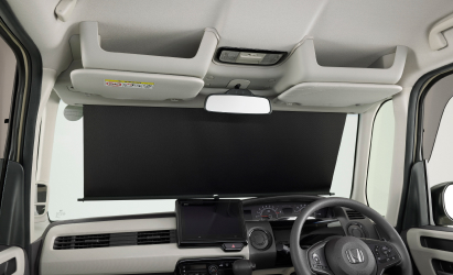 サンシェード内蔵大型ルーフコンソール