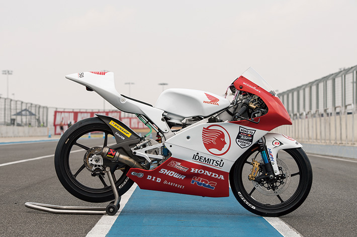 マシンはホンダNSF250R。タイヤはダンロップ。アクラポビッチ製マフラー、ショーワ製前後サス、ニッシン製ブレーキキャリパー、D.I.Dチェーンなど、さまざまなテクニカルサポーターが支援。マシンはワンメイクのため、イコールコンディションが徹底されている