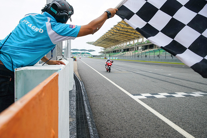 レース1を独走、初優勝を飾ったカン・オンジュ。レース2も勝ち2連勝。MotoGPルーキーズカップでも活躍中のトルコ人ライダーだ