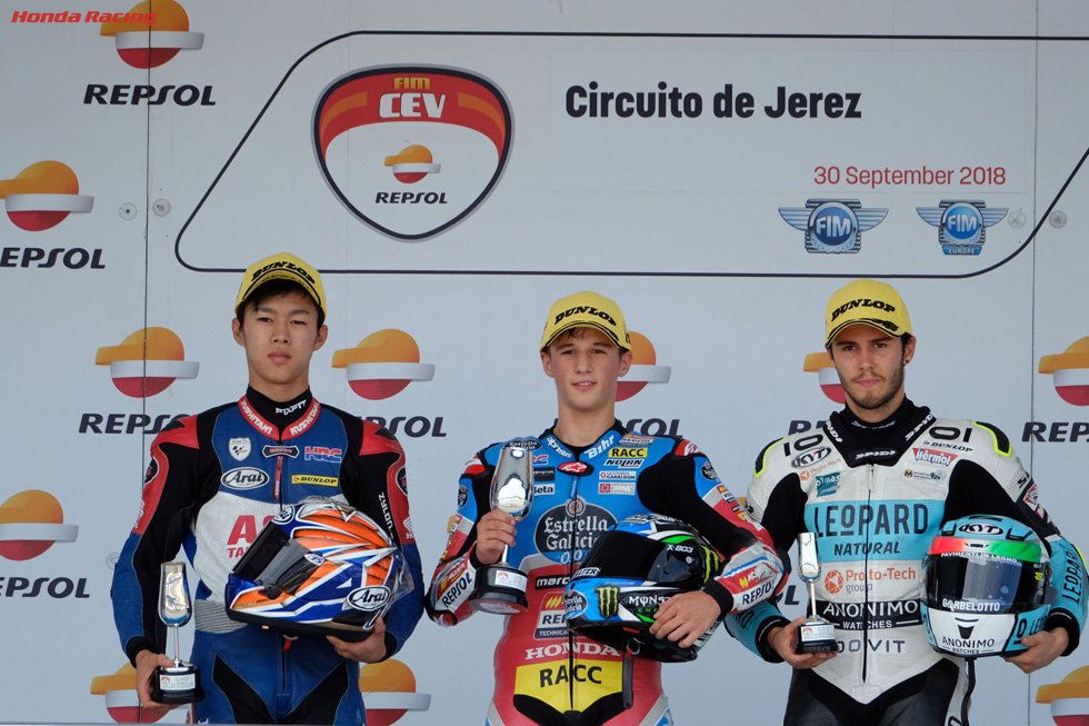 レース2表彰台 (左から)小椋藍、セルジオ・ガルシア、マニュエル・パリアーニ