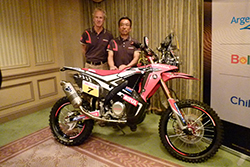 (左から)Team HRC ゼネラルマネージャー マルティーノ・ビアンキ、ダカールラリー Team HRC 代表 山崎勝実