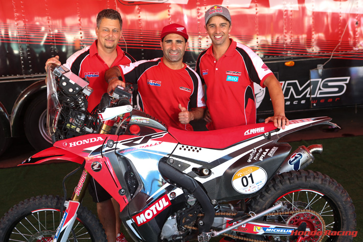 ウルフギャング・フィッシャー(左)、パウロ・ゴンサルヴェス選手(中央)、エルダー・ロドリゲス選手(右)