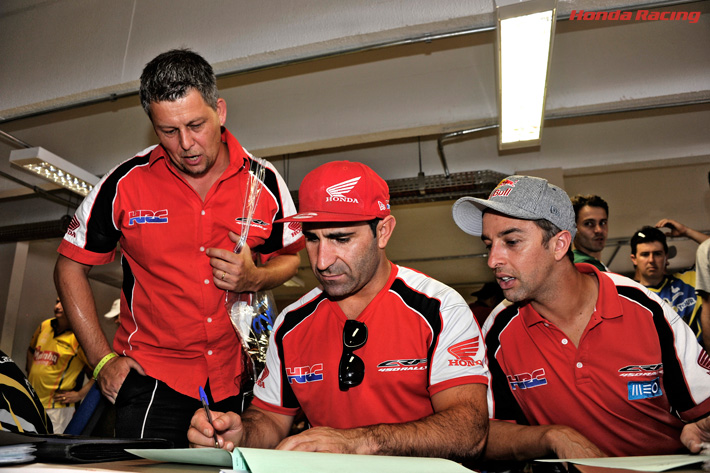 ウルフギャング・フィッシャー(左)、パウロ・ゴンサルヴェス選手(中央)、エルダー・ロドリゲス選手(右)