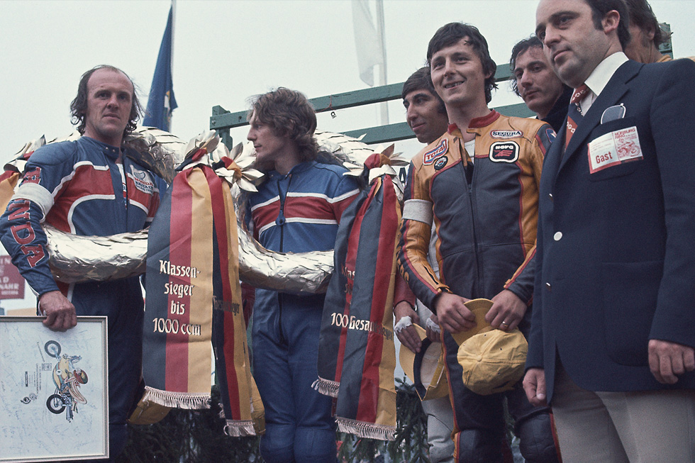 (左から) スタン・ウッズ、チャーリー・ウイリアムス、ユベール・リガル、モーリス・マングレ、ピエール・ソーラス、ギャリー・グリーン (77年 ニュルブルクリンク8時間)