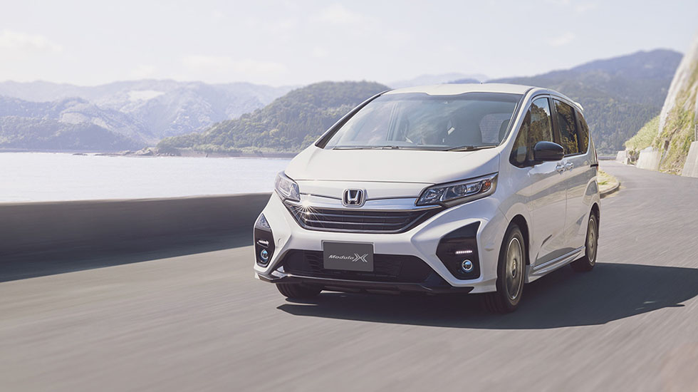 フリード Modulo X(6人乗り) ボディーカラーはプラチナホワイト・パール 9インチ プレミアム インターナビ装着車