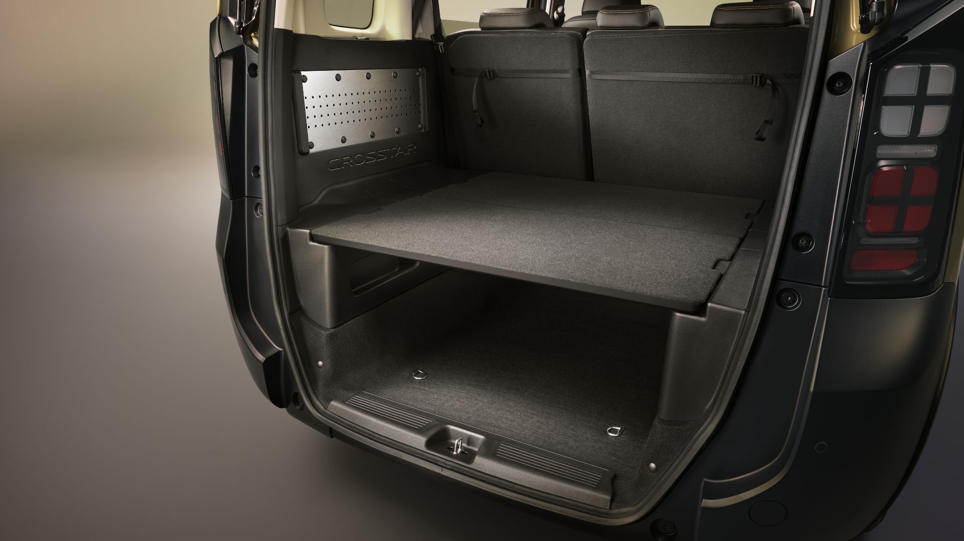 FREED e:HEV CROSSTAR（FF/5人乗り）　インテリアカラーはブラック×カーキ　ディーラーオプション装着車