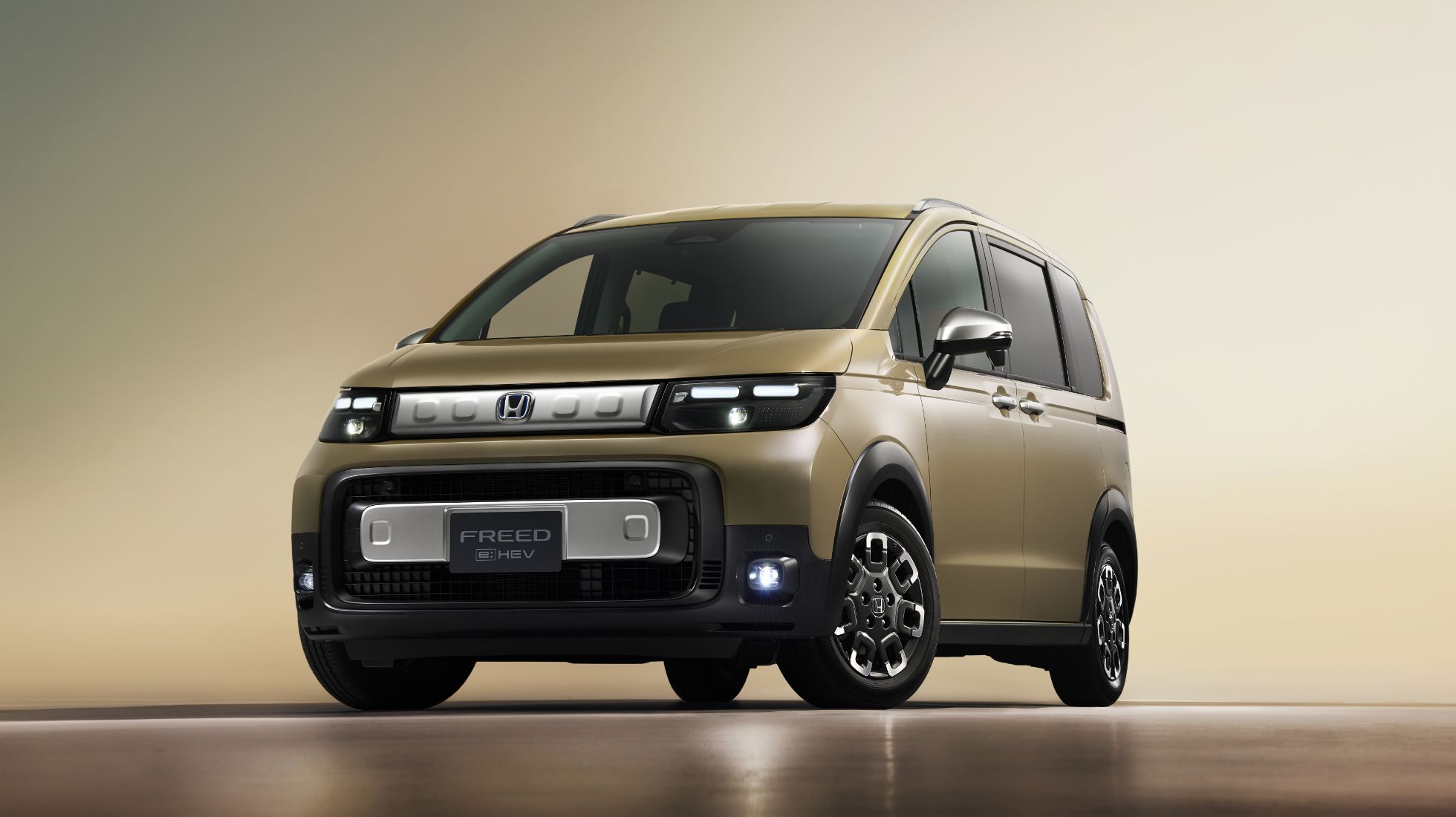 FREED e:HEV CROSSTAR（FF/5人乗り）　ボディーカラーはデザートベージュ・パール　ディーラーオプション装着車