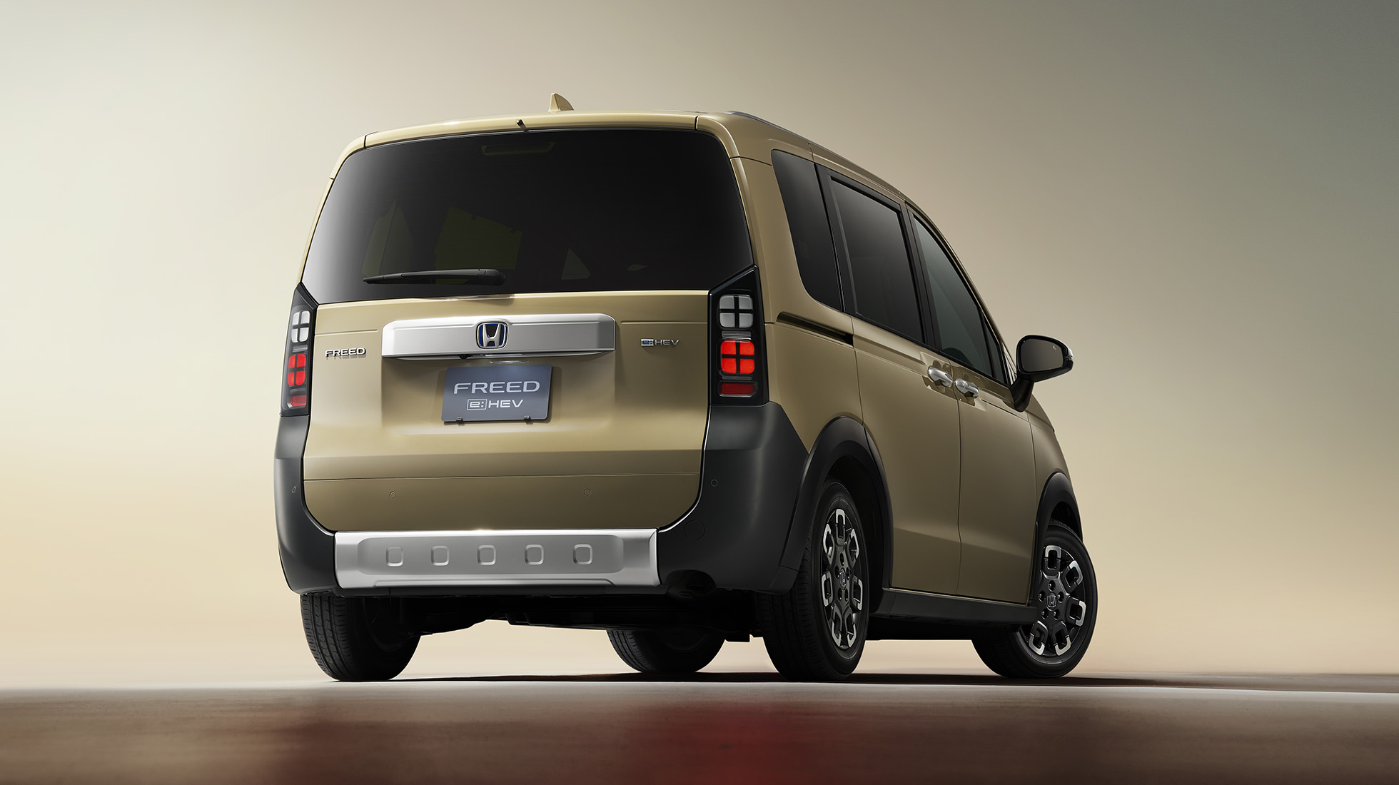 FREED e:HEV CROSSTAR（FF/5人乗り）　ボディーカラーはデザートベージュ・パール　ディーラーオプション装着車