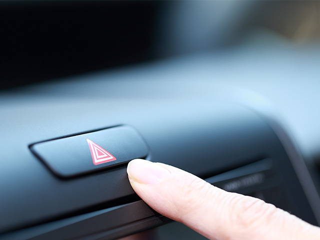 ドライブ中にトラブルが生じた場合はハザードランプを点滅させ、安全な場所へすみやかに停車します。