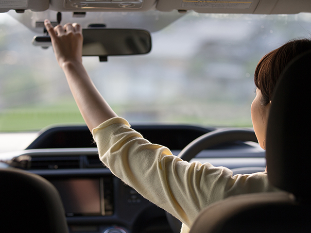 疲れがたまると運転姿勢も悪くなりがちです。疲れたときこそ背筋を伸ばして、シートに深く座り、正しい姿勢を意識しましょう。