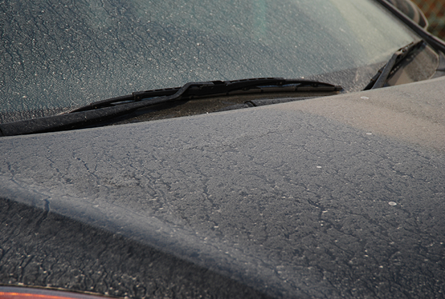 この時期、屋外に駐車したクルマのボンネットやガラスには、花粉や黄砂が降り積もって付着した斑点状の汚れが目立ちがち。