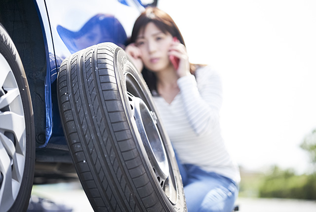 高速道路を利用する前には必ずタイヤを点検して、十分な溝はあるか、亀裂や損傷がないか、空気圧は適正かなどを確認しましょう。