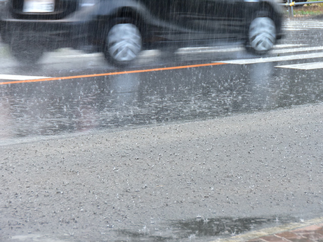 梅雨は、視界不良や路面の滑りやすさから、事故が起こりやすい季節。今回は、そんな梅雨時のカーライフを快適に過ごすためにチェックしておきたい、メンテナンスのポイントと対策をご紹介します。